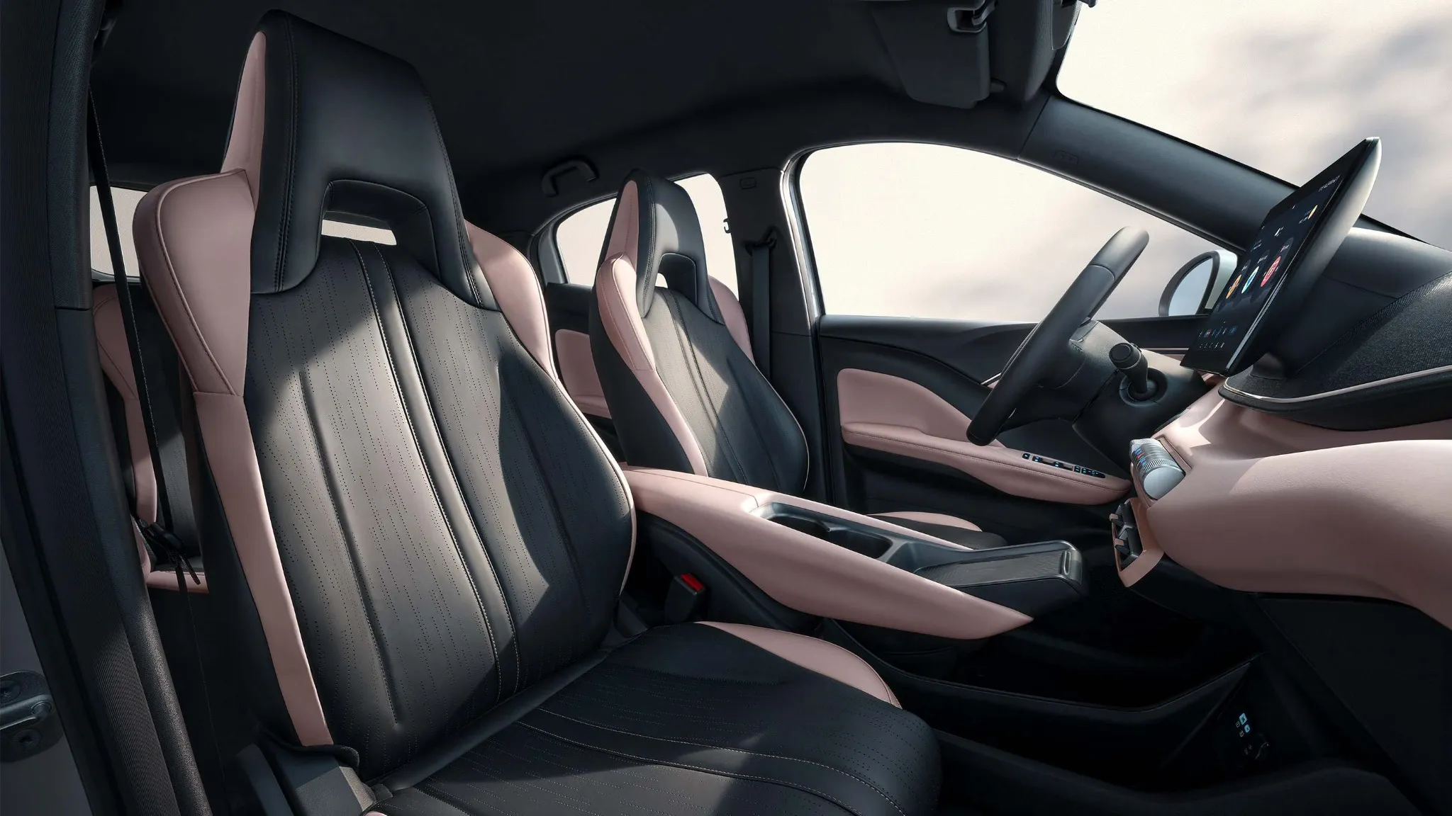 Kabin Depan Futuristik & Nyaman - Interior BYD Seagull bagian depan dirancang dengan gaya modern yang fungsional. Dashboard minimalis, setir multifungsi, layar sentral yang bisa diputar, dan jok depan sporty dengan sentuhan two-tone bikin kesan futuristik makin terasa. Cocok banget buat yang suka interior simple tapi elegan.