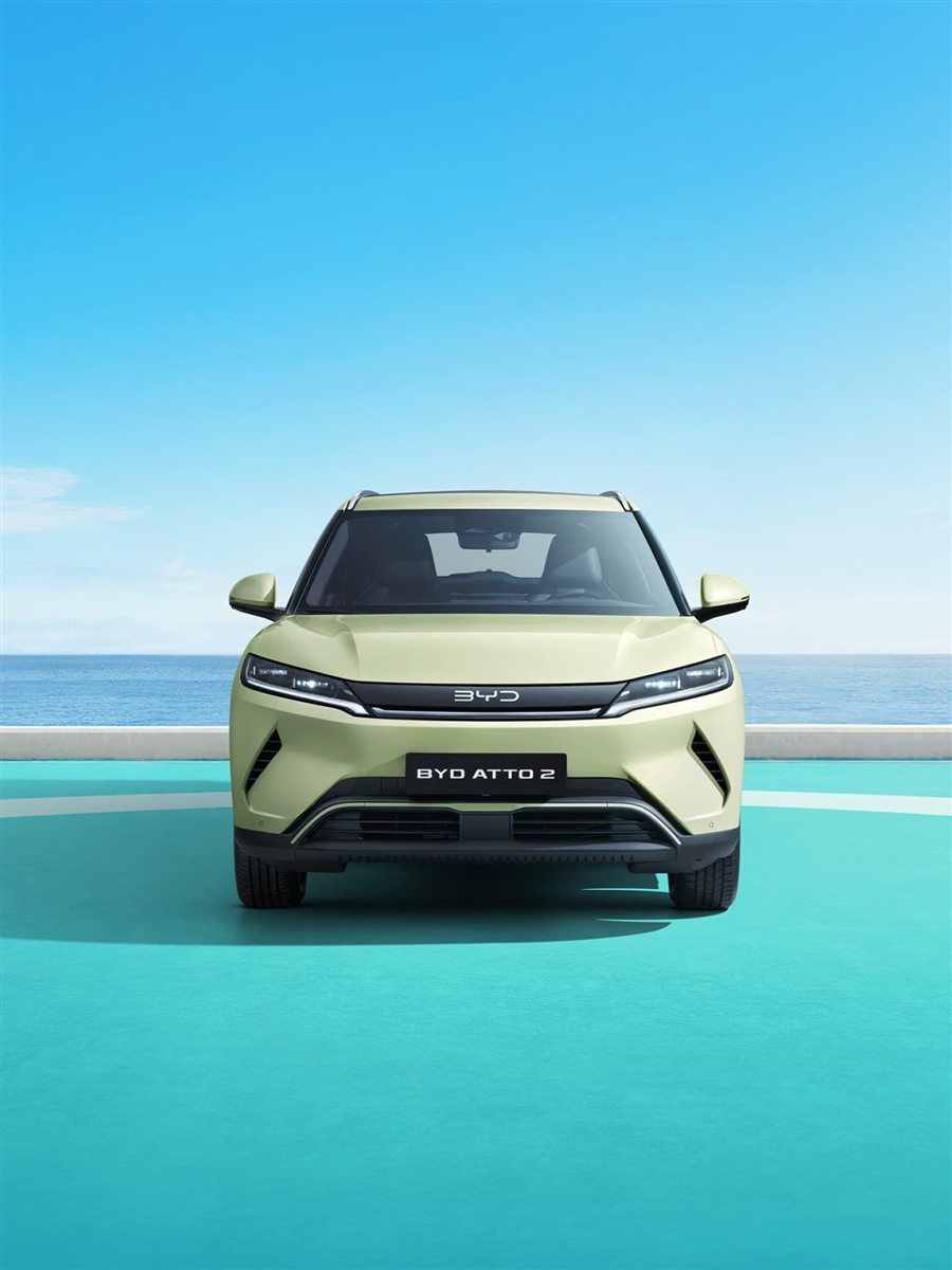 BYD Atto 2 tampak depan di tepi laut, warna Hiking Green