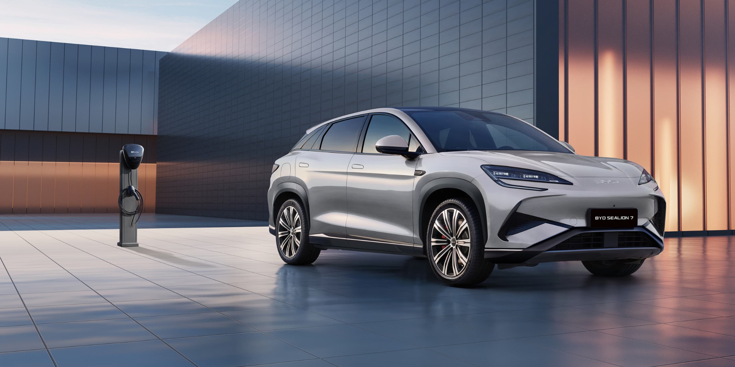Pengisian Daya Cepat dan Efisien - Tetap aktif dengan pengisian daya cepat DC hingga 230 kW. BYD SEALION 7 (varian Excellence AWD) dapat mengisi daya dari 10% hingga 80% hanya dalam 24 menit. Sempurna bagi mereka dengan jadwal padat, fitur ini memastikan Anda menghabiskan lebih sedikit waktu untuk menunggu dan lebih banyak waktu untuk menikmati hidup sepenuhnya.
