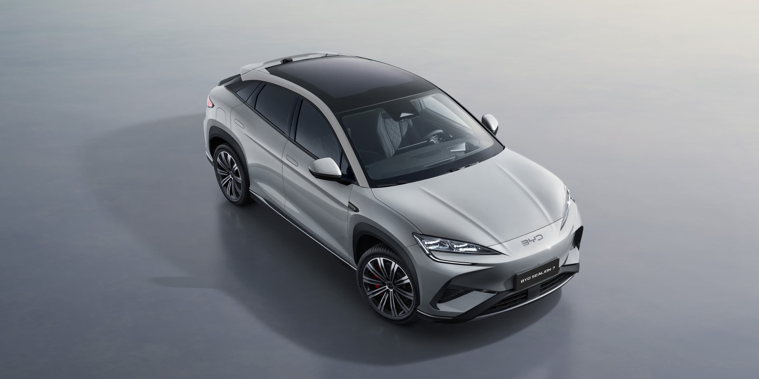 Estetika Laut dengan Sentuhan Dinamis - Dirancang oleh Direktur Desain Global BYD, Wolfgang Egger, BYD SEALION 7 bukan sekadar SUV—ini adalah pernyataan gaya hidup. Menggabungkan estetika yang terinspirasi oleh lautan dengan inovasi mutakhir, SUV ini diciptakan untuk mereka yang hidup dengan energi penuh. Garis-garisnya yang ramping dan mengalir, serta profil aerodinamisnya, memberikan tampilan sporty dan futuristik yang memikat perhatian di mana pun Anda berada. Jarak sumbu roda yang panjang tidak hanya meningkatkan kehadiran dinamis kendaraan ini tetapi juga memberikan interior yang luas dan nyaman, memadukan gaya dengan kepraktisan.