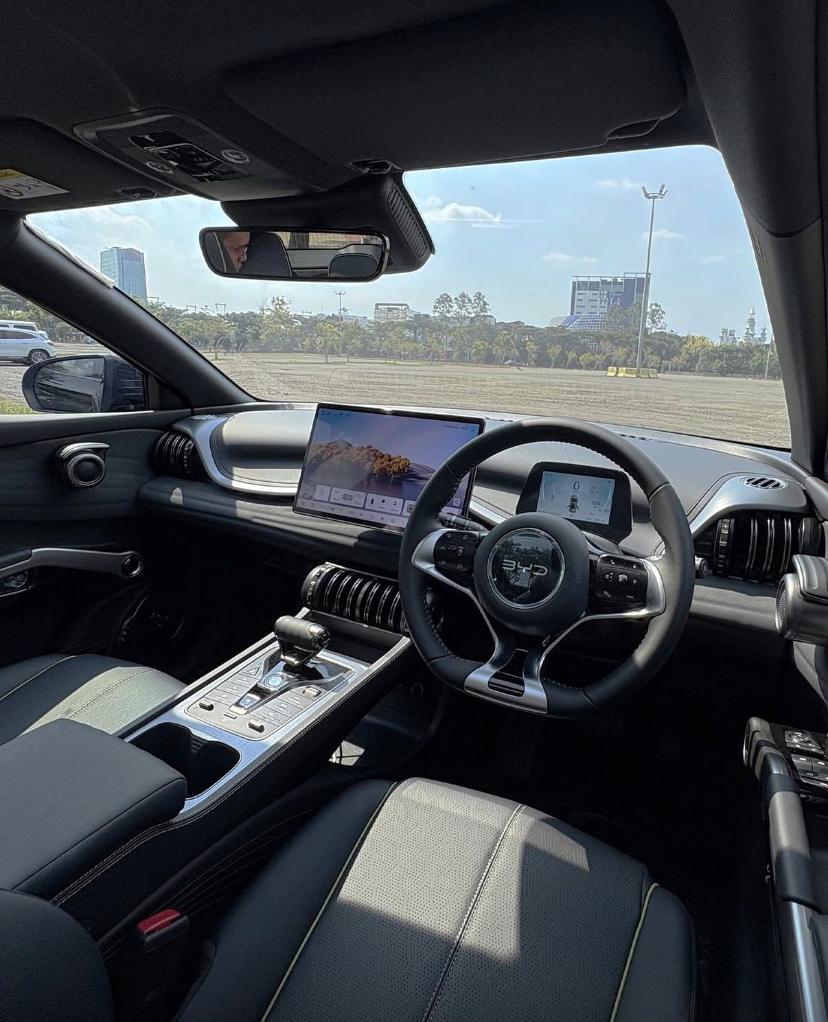 Interior mewah BYD Atto 3 Advanced Plus dengan desain dashboard futuristik