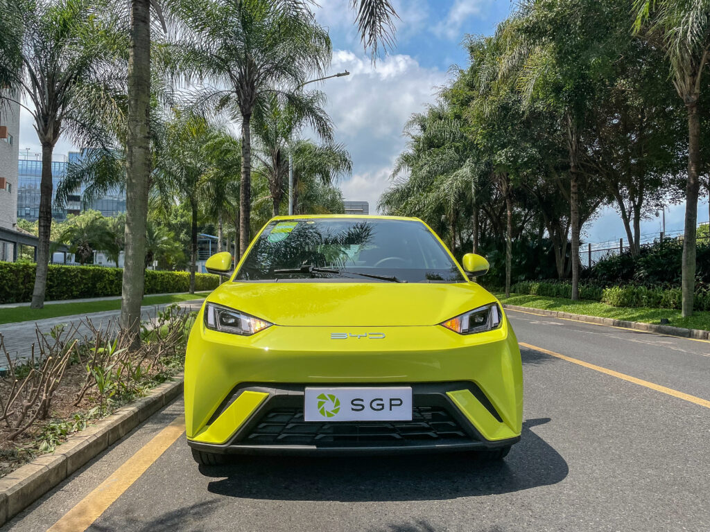 Tampilan frontal penuh dengan aura sporty & urban.