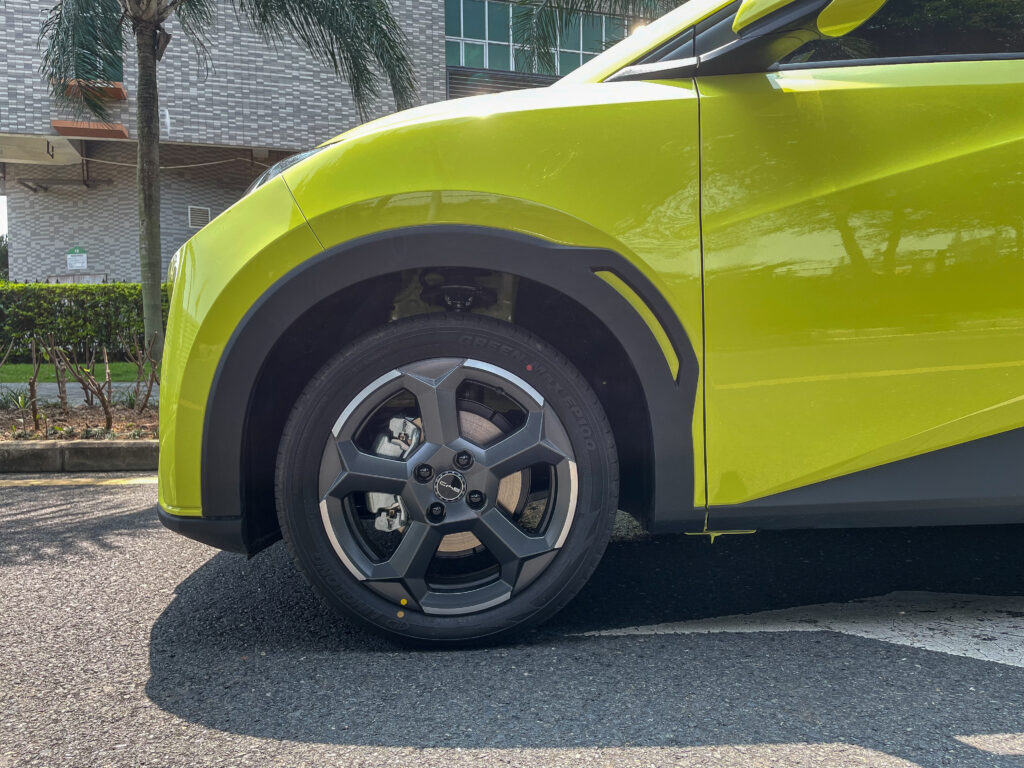 Detail pelek 15 inci yang stylish dan efisien.
